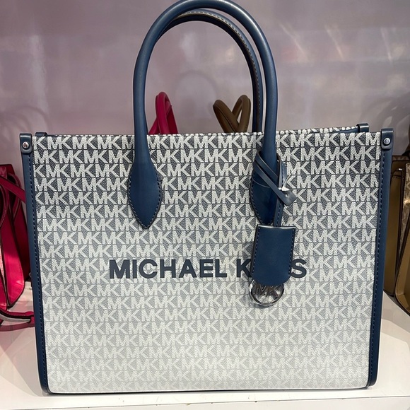 Michael Kors Mirella Medium Ombré Logo EW Tote Bag
Navy
NWT - Picture 5 of 14